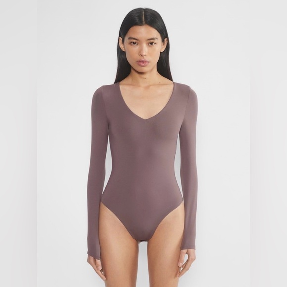Aritzia Tops - Aritzia Babaton Contour V-Neck Longsleeve Bodysuit